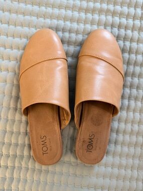 TOMS Women's Tan Slip-On Mule Size 9